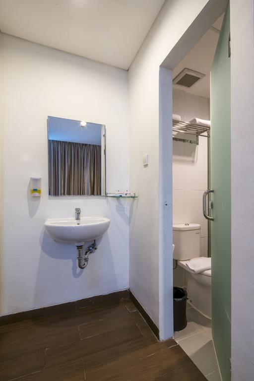 Hotel 88 Grogol Jakarta By Wh מראה חיצוני תמונה