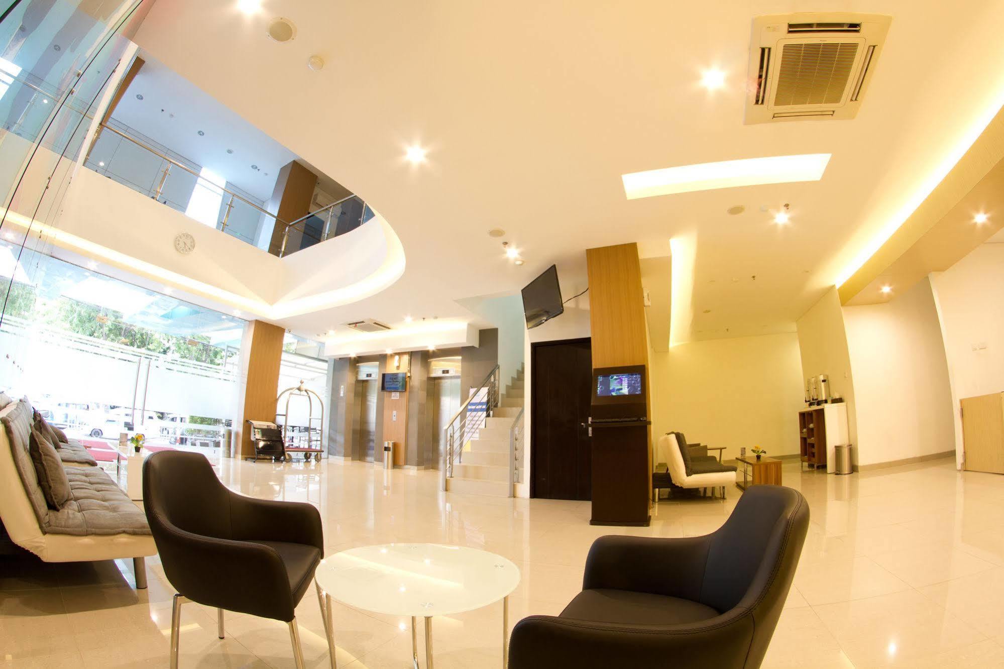 Hotel 88 Grogol Jakarta By Wh מראה חיצוני תמונה