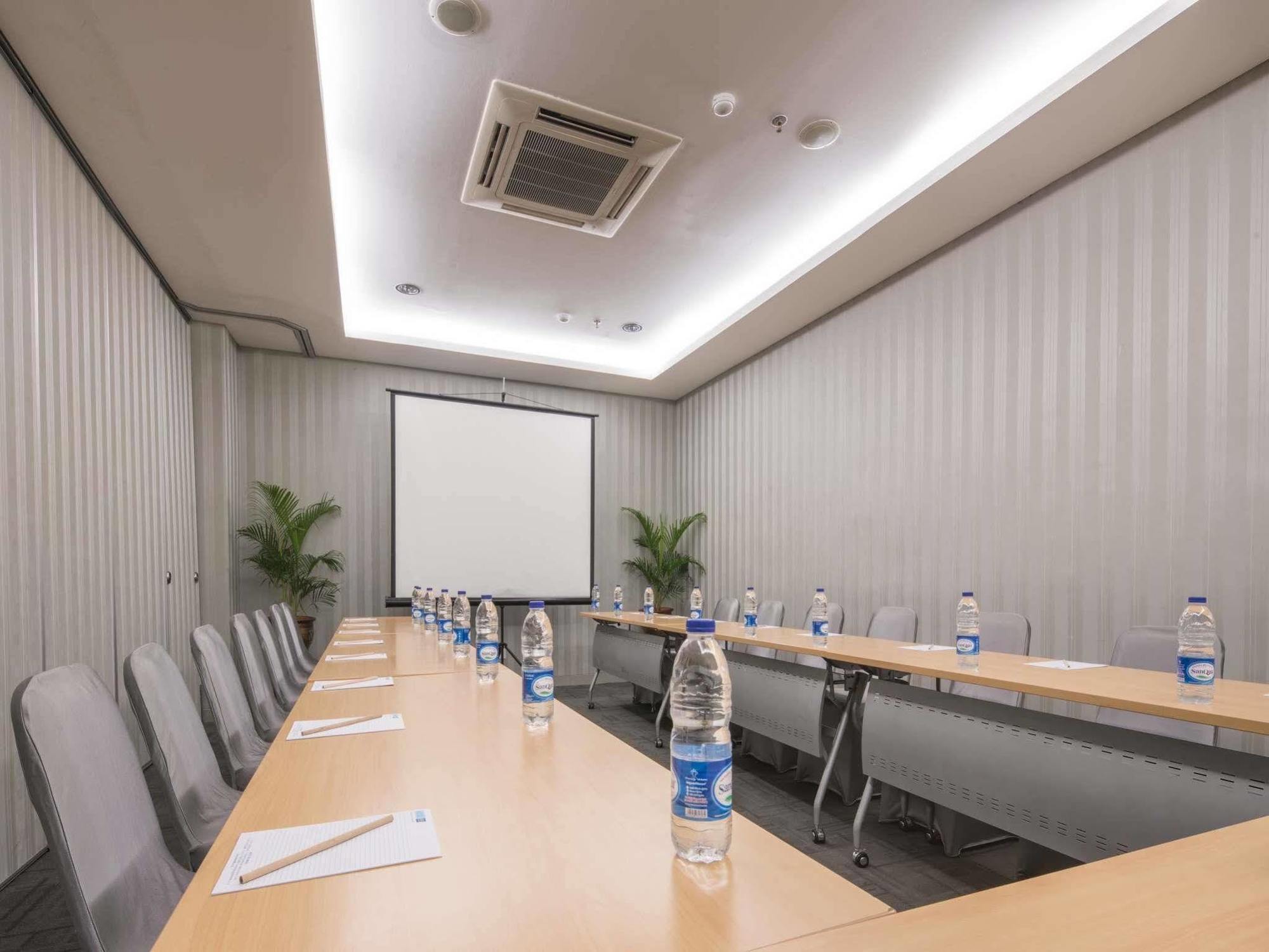 Hotel 88 Grogol Jakarta By Wh מראה חיצוני תמונה