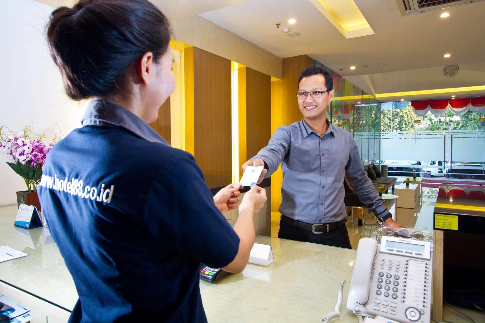 Hotel 88 Grogol Jakarta By Wh מראה חיצוני תמונה