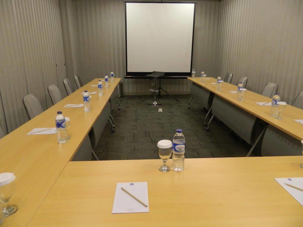 Hotel 88 Grogol Jakarta By Wh מראה חיצוני תמונה